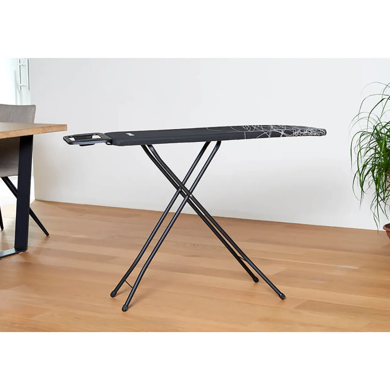 Argenta Strykbord Svart med Justerbar Höjd