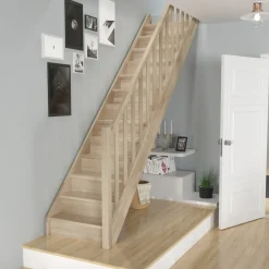 Helsinki Ek Rak Räcke med Träbalustrar och Sättsteg