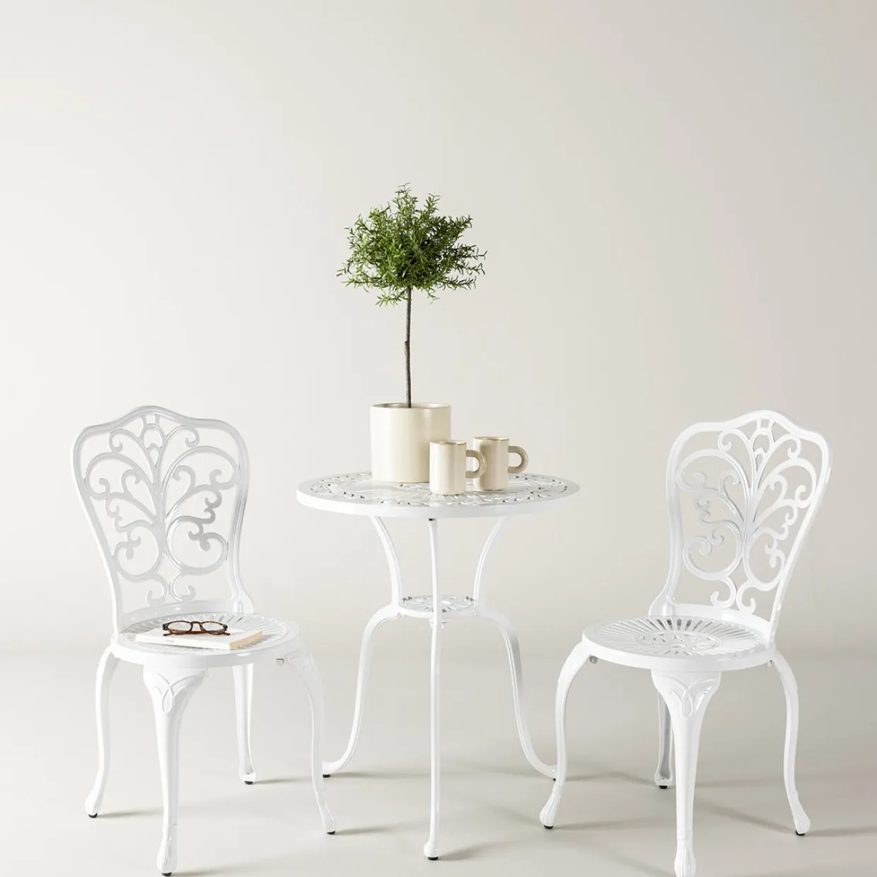 Nandin Klassisk Cafégrupp med Runt Bord & 2 Stolar i Aluminium, Vit