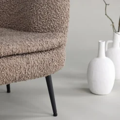 Nordkoster Mörkbeige Teddytyg & Ben i Svart Stål