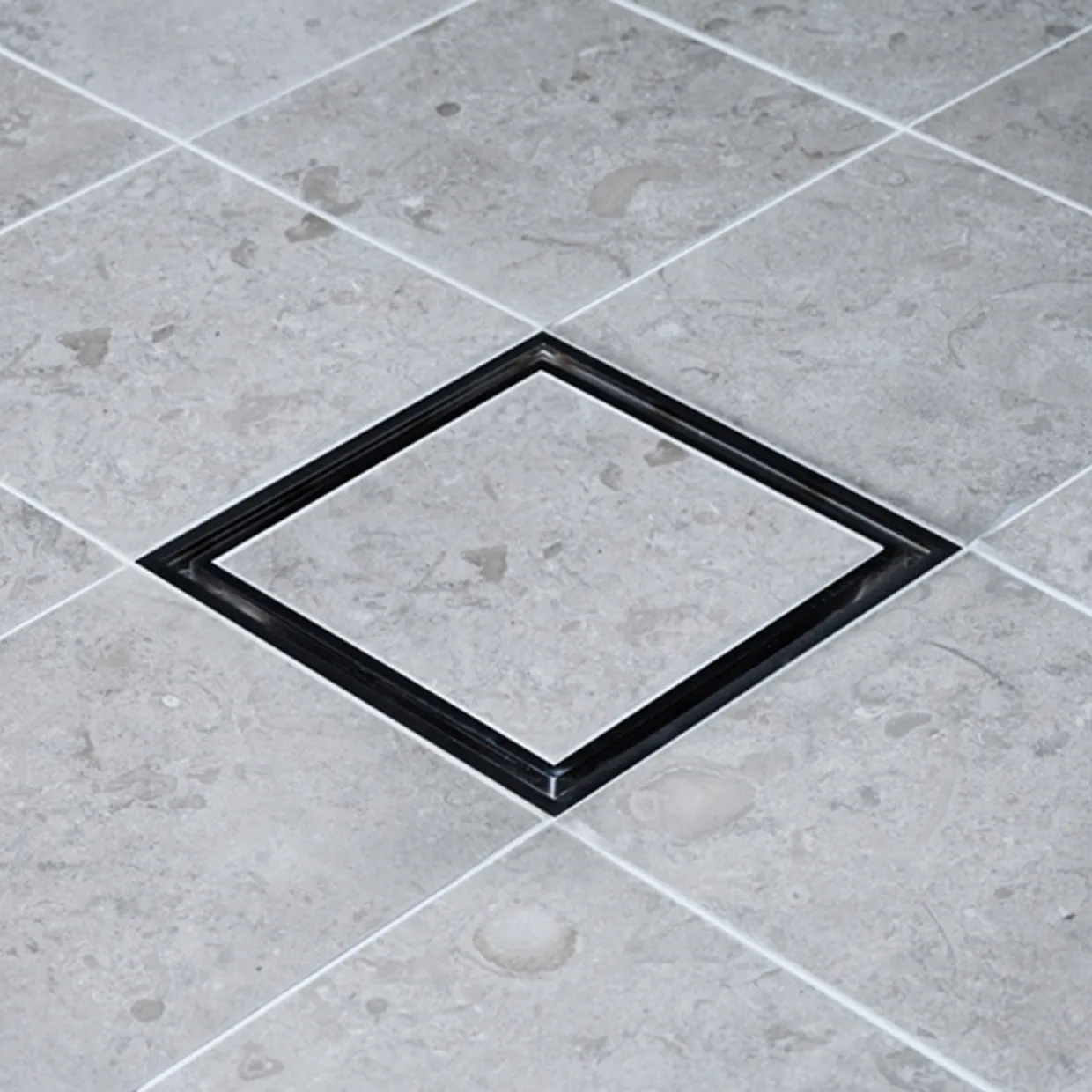Tile in Frame 147 Svart