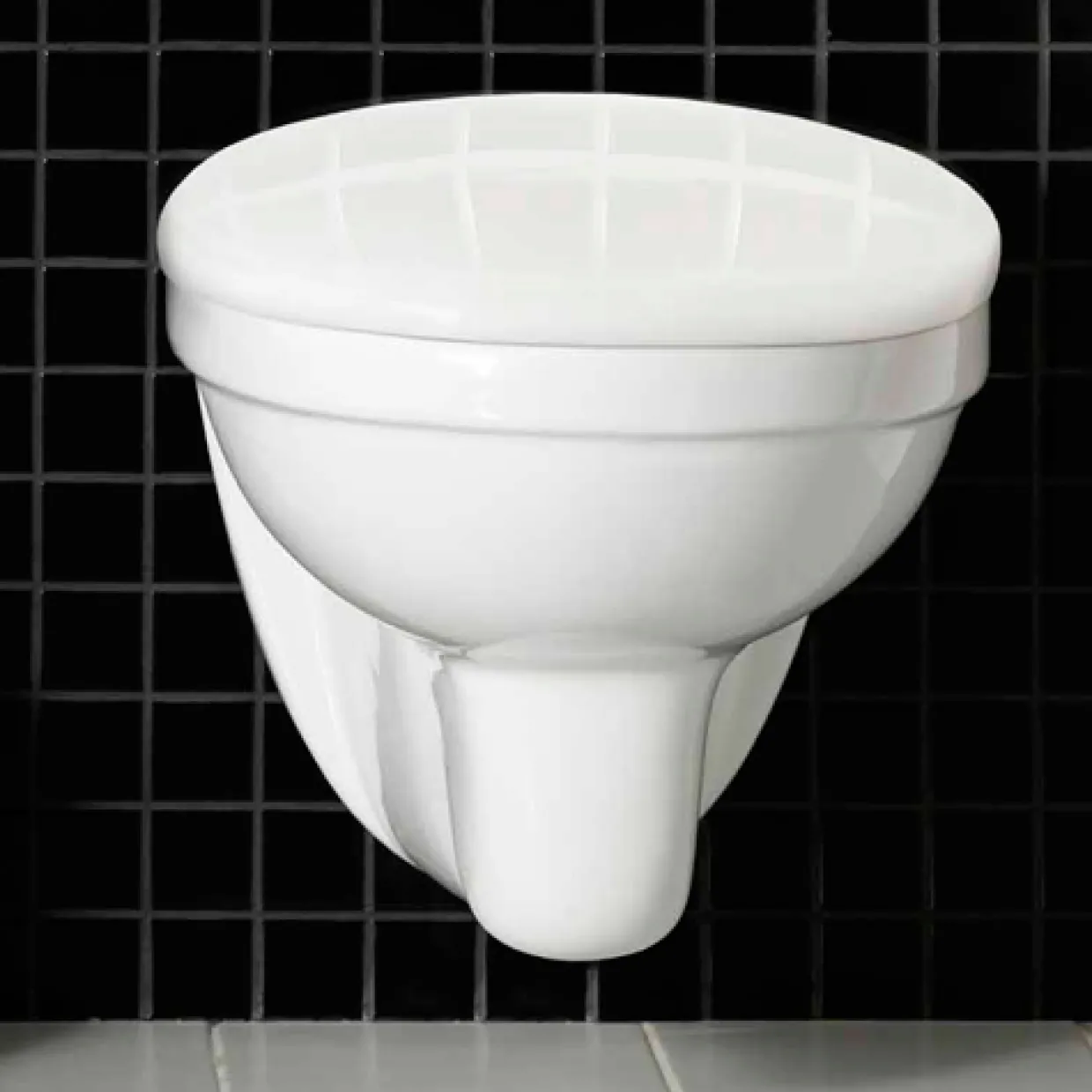 Wall med WC-fixtur och Spolplatta